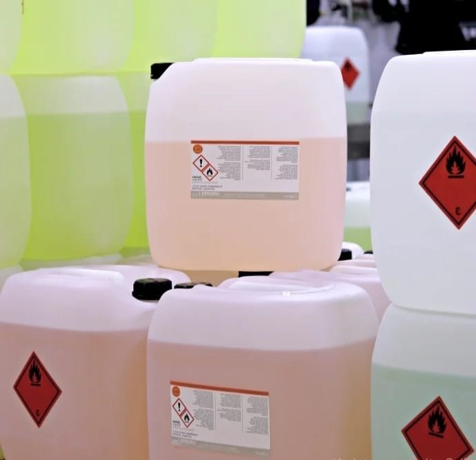 Agent Chimic de Separare Anti-Adeziv-Ambalare 450L pentru Masini de Aplicat Cant – Solutie Profesionala pentru Pre-Milling Industrial